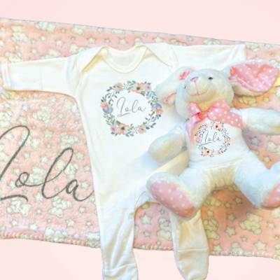 Baby Mädchen Geschenk Set, Personalisierter Schlafanzug Mit Decke Und Hase, Body Schlafanzug, Decke, Geschenkbox - Ideales Neues Uk von Etsy - SparkleTotsUK