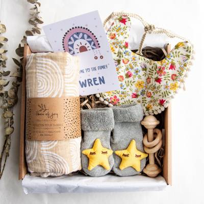 Kleiner Stern Unisex Geschenkbox, Wendbares Lätzchen & Socken Set, Holzrassel Und Personalisierte Karte, Bio-Baby-Geschenk, Baby-Dusche-Geschenk von Etsy - TheBoxOfJoy