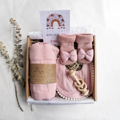 Rosa Baby-Geschenk-Box, Wendbare Lätzchen & Socken-Set, Holzrassel Und Personalisierte Karte, Bio-Baby-Geschenk, Baby-Dusche-Geschenk von Etsy - TheBoxOfJoy