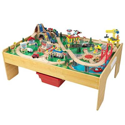 KidKraft Holzeisenbahn und Spieltisch Adventure Town mit Aufbewahrungsbox, Eisenbahn mit Zubehör und Baustellenfahrzeuge, Flugzeug und Zug Spielzeug für Kinder ab 3 Jahre, 18025 von KidKraft