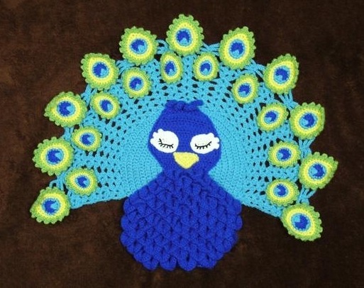 Gehäkelter Kinder Amigurumi Teppich, Tischdecke, Pfau "Pavo", nach einer Anleitung von Ira Rott Gehäkelter Kinder Amigurumi Teppich, Tischdecke, Pfau "Pavo", nach einer Anleitung von Ira Rott von Wolliges.Bewildert