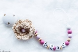 Rosen -Schnullerkette mit Wunschnamen_102 Rosen -Schnullerkette mit Wunschnamen_102 von Strickparadies-Shop