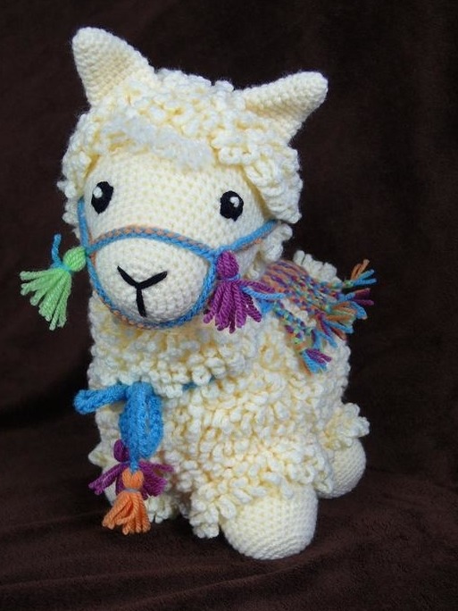Gehäkeltes, stehendes Lama, mit flauschigem Fell, Decke und Halfter, Llama-No-Drama, nach einer Anleitung von Nancy Anderson von Red Heart Gehäkeltes, stehendes Lama, mit flauschigem Fell, Decke und Halfter, Llama-No-Drama, nach einer Anleitung von Nancy Anderson von Red Heart von Wolliges.Bewildert