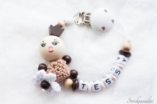 Kleine Blumenprinzessin - Schnullerkette mit Wunschnamen _101 Kleine Blumenprinzessin - Schnullerkette mit Wunschnamen _101 von Strickparadies-Shop
