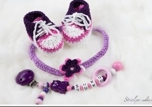 Geschenke-Sparset -Schnullerkette/Sneakerschuhe/Haarband - 035 Geschenke-Sparset -Schnullerkette/Sneakerschuhe/Haarband - 035 von Strickparadies-Shop