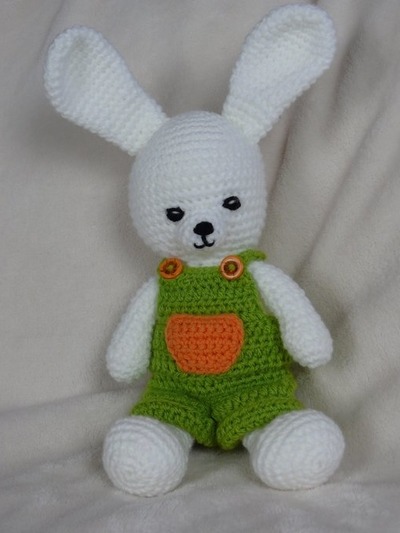 Gehäkeltes, sitzendes Anzieh Häschen, Hase, Hose ist ausziehbar, nach einer Anleitung von Sharon Ojala von Amigurumi To Go von Wolliges.Bewildert