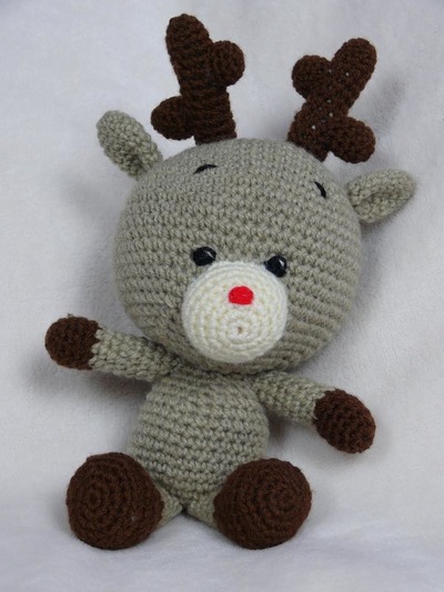 Gehäkeltes, sitzendes Rentier, Rudolf, Rudi, Elch, Reh, mit roter Nase & Geweih, für Weihnachten, nach einer Anleitung von Ribbelmonster Gehäkeltes, sitzendes Rentier, Rudolf, Rudi, Elch, Reh, mit roter Nase & Geweih, für Weihnachten, nach einer Anleitung von Ribbelmonster von Wolliges.Bewildert
