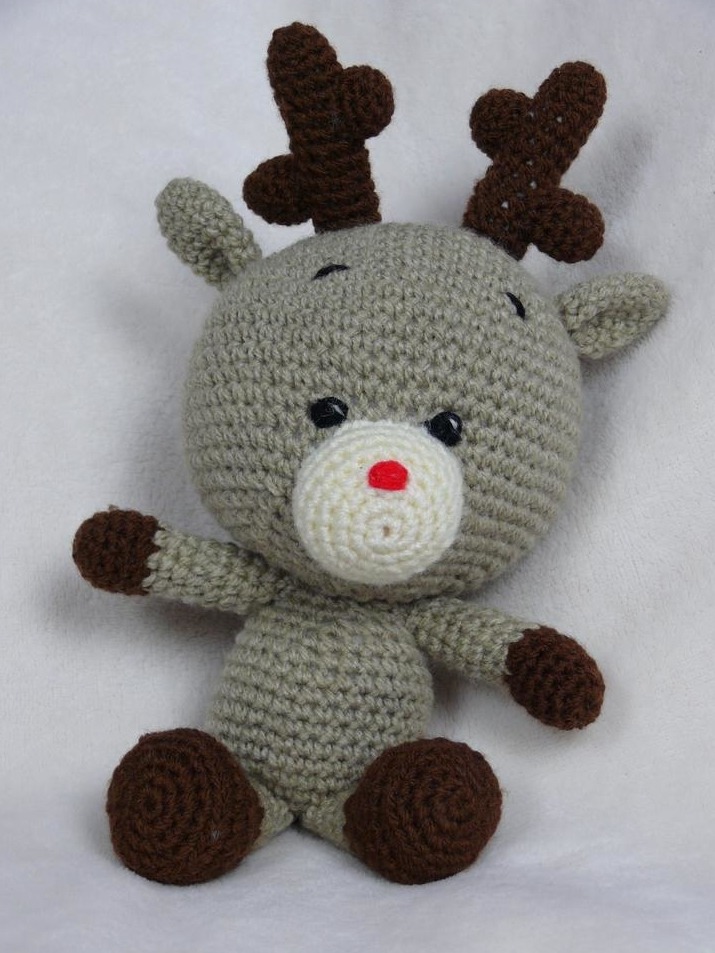 Gehäkeltes, sitzendes Rentier, Rudolf, Rudi, Elch, Reh, mit roter Nase & Geweih, für Weihnachten, nach einer Anleitung von Ribbelmonster Gehäkeltes, sitzendes Rentier, Rudolf, Rudi, Elch, Reh, mit roter Nase & Geweih, für Weihnachten, nach einer Anleitung von Ribbelmonster von Wolliges.Bewildert