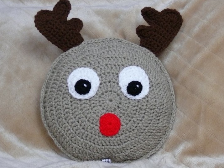 Gehäkeltes Rentier-Kissen, Kinderkissen, Dekokissen, Rudol mit der roten Nase & Geweih, nach einer Anleitung von Sarah von Repeat Crafter Me Gehäkeltes Rentier-Kissen, Kinderkissen, Dekokissen, Rudol mit der roten Nase & Geweih, nach einer Anleitung von Sarah von Repeat Crafter Me von Wolliges.Bewildert