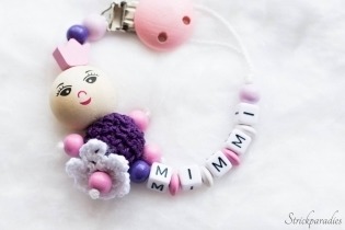 Blumenprinzessin - Schnullerkette mit Wunschnamen _099 Blumenprinzessin - Schnullerkette mit Wunschnamen _099 von Strickparadies-Shop