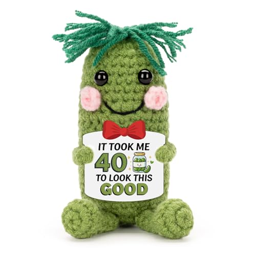 A AIFAMY Crochet Pickle Doll for 40th 50th 60th Birthday Gifts Funny Cucumber Toy with Cheerful Card for Men Women Pickle Lovers (40th Birthday) von A AIFAMY