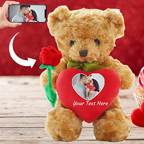 ADORSUN Personalisiert ValentinsGeschenke Teddybär mit Herz, Personalisierte Teddybär mit Rose und Schleife mit Namen+ Foto, ValentinsGeschenke für Männer Geburtstagsgeschenk für Frauen (40cm) von ADORSUN