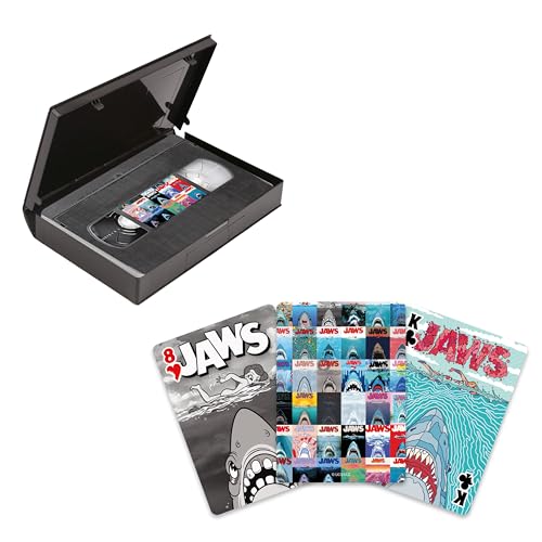 AQUARIUS Jaws 50th Anniversary- Poster, Premium-VHS-Klebeband-Spielkarten, Kiefer-Themen-Deck mit Karten für Ihre Lieblingskartenspiele, offiziell lizenzierte Jaws Merchandise & Sammlerstücke AQUARIUS Jaws 50th Anniversary- Poster, Premium-VHS-Klebeband-Spielkarten, Kiefer-Themen-Deck mit Karten für Ihre Lieblingskartenspiele, offiziell lizenzierte Jaws Merchandise & Sammlerstücke von AQUARIUS