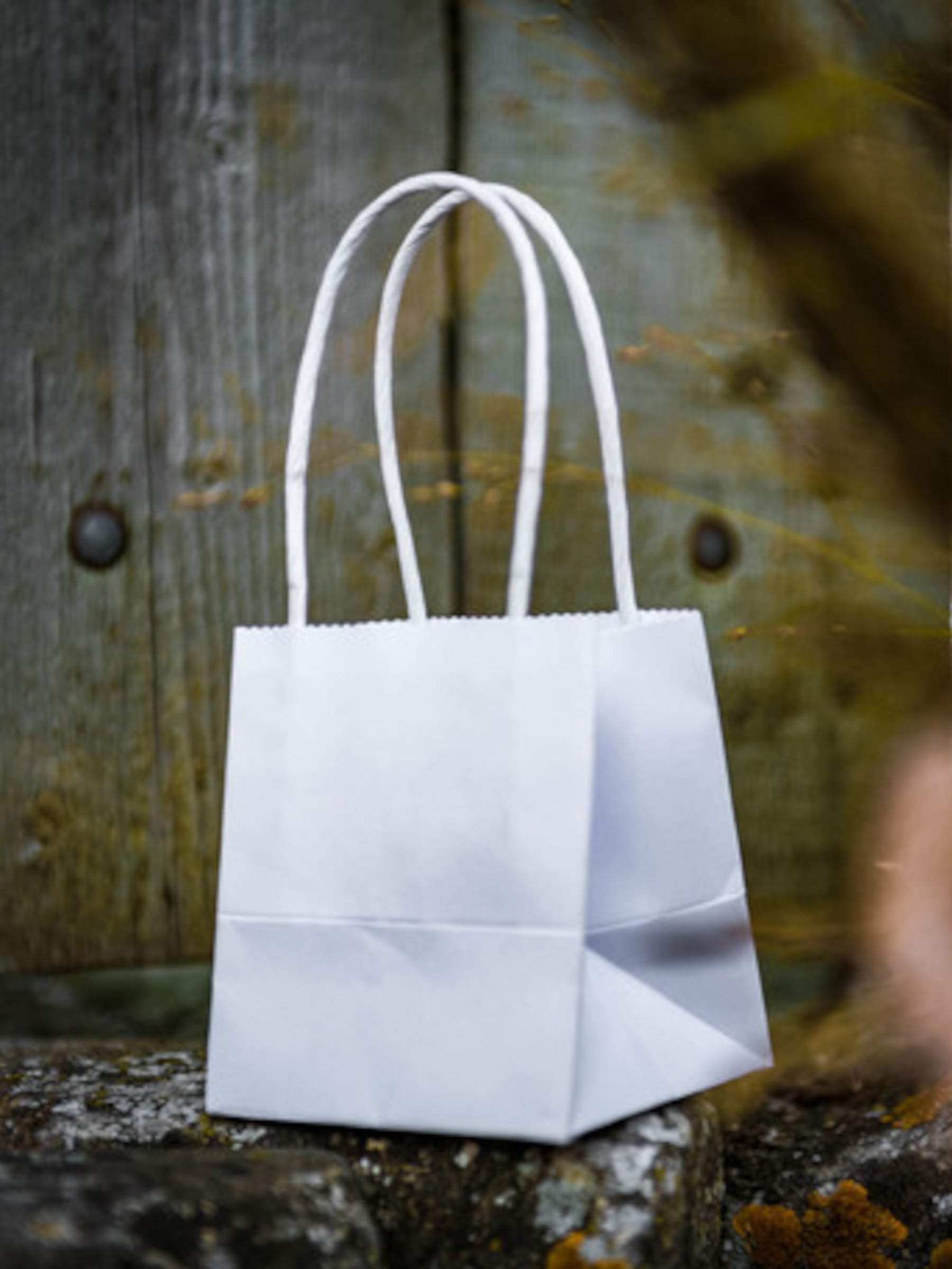 6 kleine weiße Geschenktüten aus Karton 9 x 10 cm mit Kordelgriffen 6 kleine weiße Geschenktüten aus Karton 9 x 10 cm mit Kordelgriffen von ARTYFETES