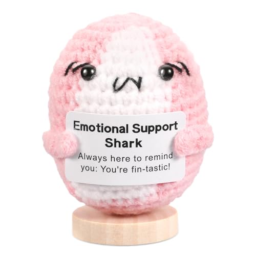 ASMPCUE Pocket Hug Positive Hai mit Positivkarte, Creative Knitting Wool Doll mit Holzsockel, Stressabbau Fluffy Stuffies Lucky Charm Courage Gift, Get Well Gift, Cheer Up School Gift (Rosa) von ASMPCUE