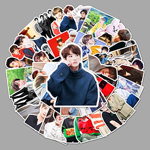 AUCEKO 50 Stück BTS Aufkleber Pack Kpop BTS Sticker Set wasserdichte Vinyl Sticker für Laptop Kinder Autos Motorrad Fahrrad Skateboard Gepäck Koffer Computer Aufkleber Graffiti Decal von AUCEKO