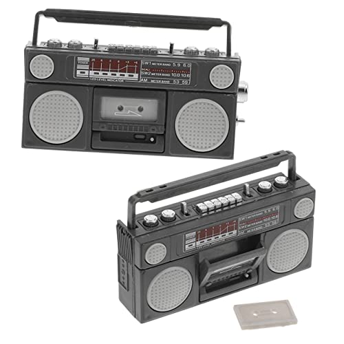 2 Stück Retro Radio Modelle Vintage Stil Spielhaus Zubehör Mini Radio Figuren für Puppenhaus Dekoration und Kreative Bastelarbeiten 2 Stück Retro Radio Modelle Vintage Stil Spielhaus Zubehör Mini Radio Figuren für Puppenhaus Dekoration und Kreative Bastelarbeiten von Abaodam
