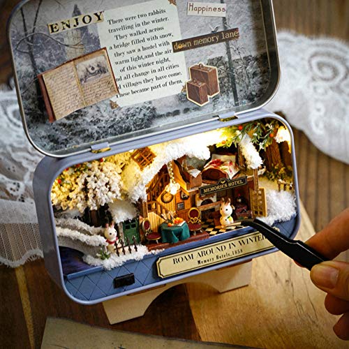 Gutes Altes Zeitthema Mini Dollhouse DIY Kit mit LED -Licht, Mini -Notizbuch und Schönen Szenen - Box Dollhouse Als Heimdekoration von - Ländlichem Thema (Winterstreifen) von Acouto