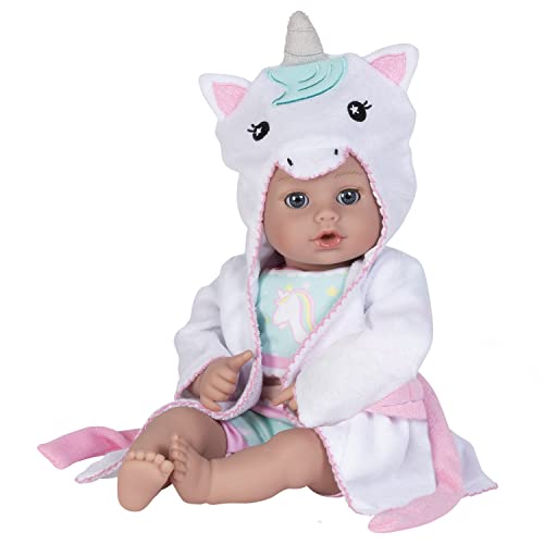 Adora Bath Time Babies Collection Baby-Puppen- und Kleidungsset, 33 cm, mit frischem Puderduft und exklusivem QuickDri-Vinyl-Körper, Geburtstagsgeschenk für Kinder ab 1 Jahren, Einhorn Adora Bath Time Babies Collection Baby-Puppen- und Kleidungsset, 33 cm, mit frischem Puderduft und exklusivem QuickDri-Vinyl-Körper, Geburtstagsgeschenk für Kinder ab 1 Jahren, Einhorn von Adora