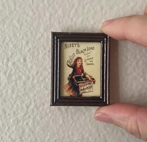 Miniatur-Bilderrahmen im Vintage-Stil, für Mädchen mit Zeitung, Maßstab 1:12, Puppenhauszubehör, 4,8 x 3,5 cm Miniatur-Bilderrahmen im Vintage-Stil, für Mädchen mit Zeitung, Maßstab 1:12, Puppenhauszubehör, 4,8 x 3,5 cm von Air-Ads Supplies