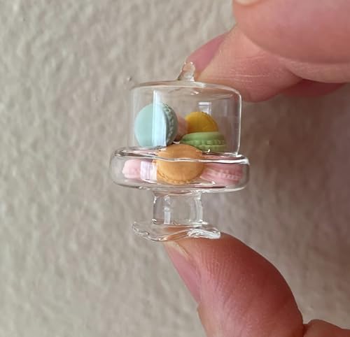 Miniatur-Kuchenständer aus Glas mit bunten Macarons, Maßstab 1:12, Puppenhaus-Dekor, 8 Stück Miniatur-Kuchenständer aus Glas mit bunten Macarons, Maßstab 1:12, Puppenhaus-Dekor, 8 Stück von Air-Ads Supplies