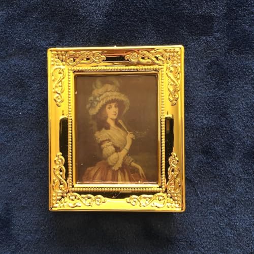 Miniatur-Porträtraitrahmen, viktorianisches Design, goldfarben, 5,1 x 6,3 cm, Maßstab 1:12, Puppenhaus-Wanddekoration Miniatur-Porträtraitrahmen, viktorianisches Design, goldfarben, 5,1 x 6,3 cm, Maßstab 1:12, Puppenhaus-Wanddekoration von Air-Ads Supplies