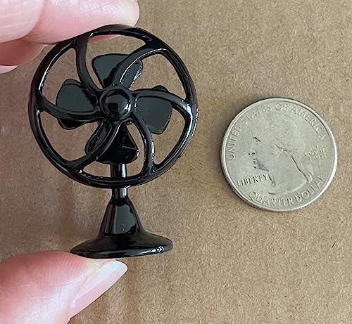 Miniatur-Puppenhaus-Ventilator, schwarze Halterung, 4 cm Höhe, Schreibtisch-Elektroventilator, Nachbildung Miniatur-Puppenhaus-Ventilator, schwarze Halterung, 4 cm Höhe, Schreibtisch-Elektroventilator, Nachbildung von Air-Ads Supplies