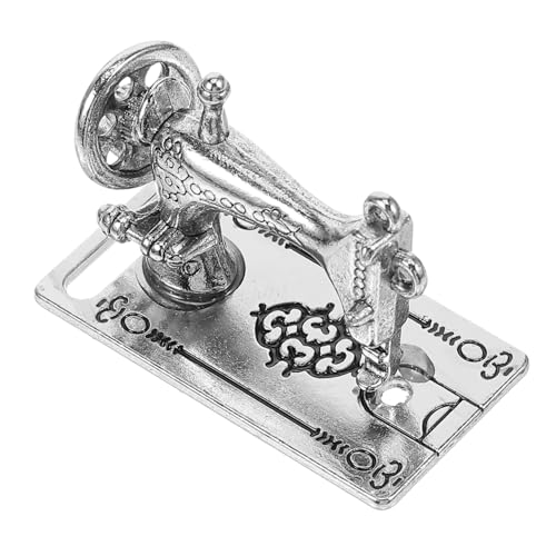 Alasum Nähmaschinenkopfpuppe Tiny-House-Einrichtung Miniatur-nähmaschine Miniatur Einrichtung Nähmaschine Spielgeschenk Vortäuschen Miniaturmöbel Mini House Decor Silver Legierung Alasum Nähmaschinenkopfpuppe Tiny-House-Einrichtung Miniatur-nähmaschine Miniatur Einrichtung Nähmaschine Spielgeschenk Vortäuschen Miniaturmöbel Mini House Decor Silver Legierung von Alasum