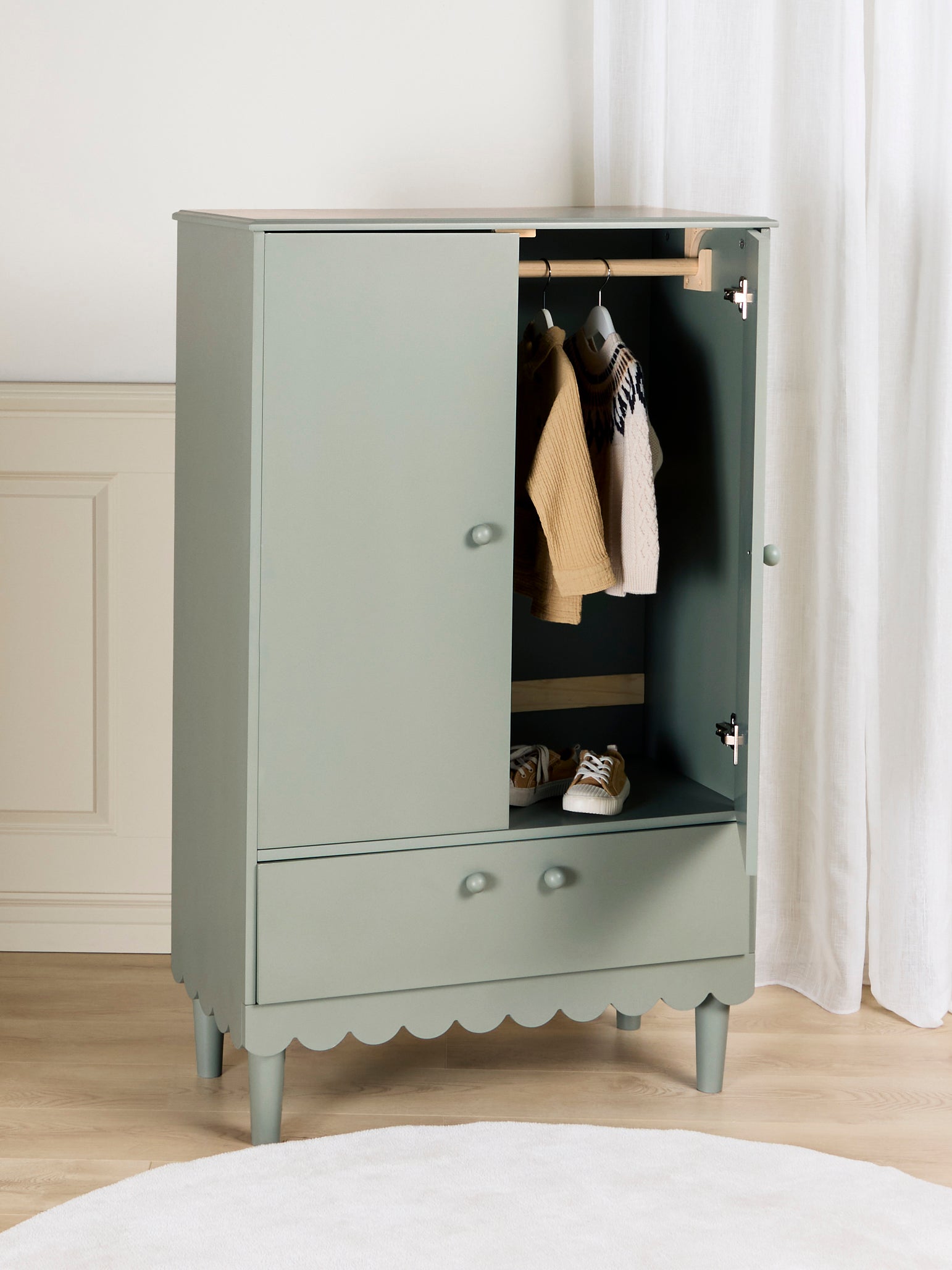 Alice &  Fox Dune Kinderkleiderschrank, Sage, Kinderzimmerschrank, Kinderzimmer von Alice & Fox