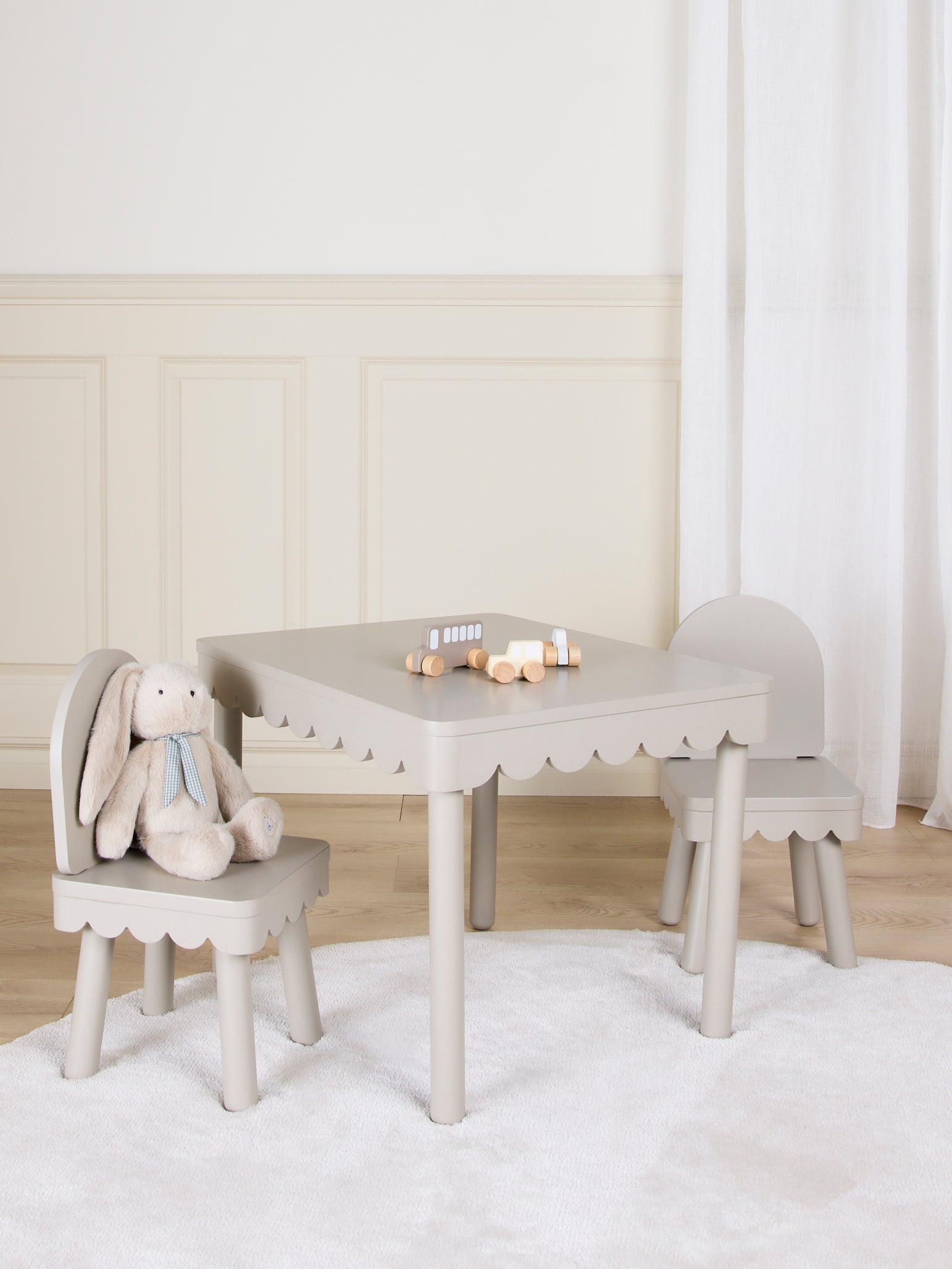 Alice & Fox Dune Tisch & Stuhl, Greige Alice & Fox Dune Tisch & Stuhl, Greige von Alice & Fox