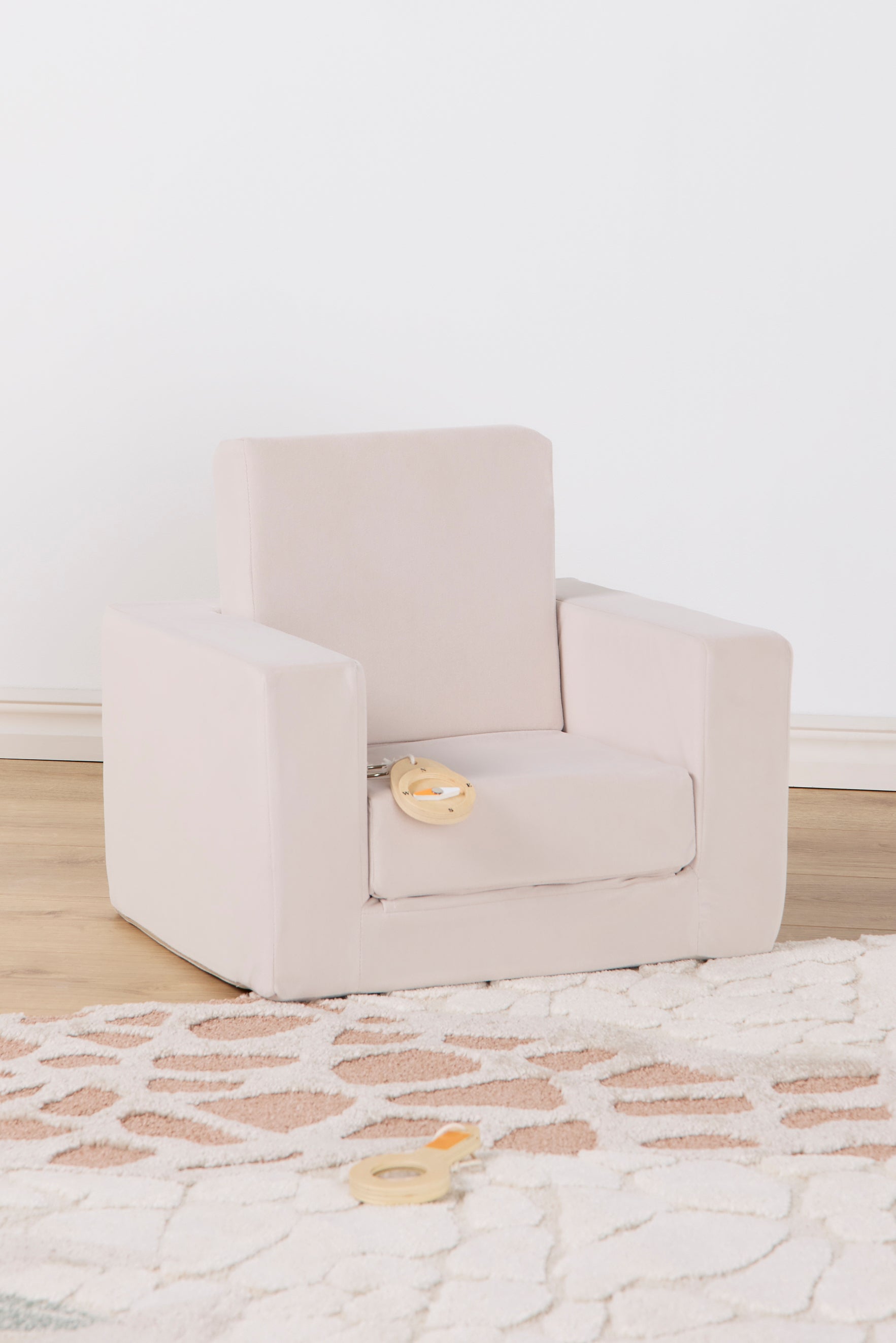 Alice &  Fox Cubbie Klappsessel, Beige, Kindersessel von Alice & Fox