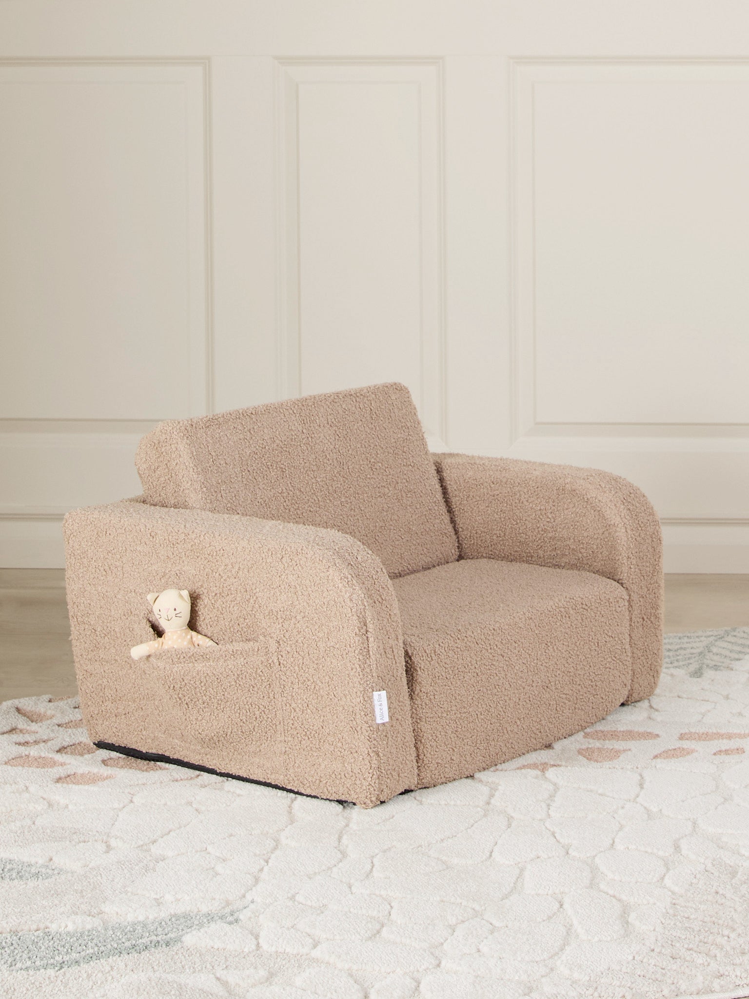 Alice &  Fox MUSHY Klappsessel, Taupe Teddy, Kindersessel von Alice & Fox