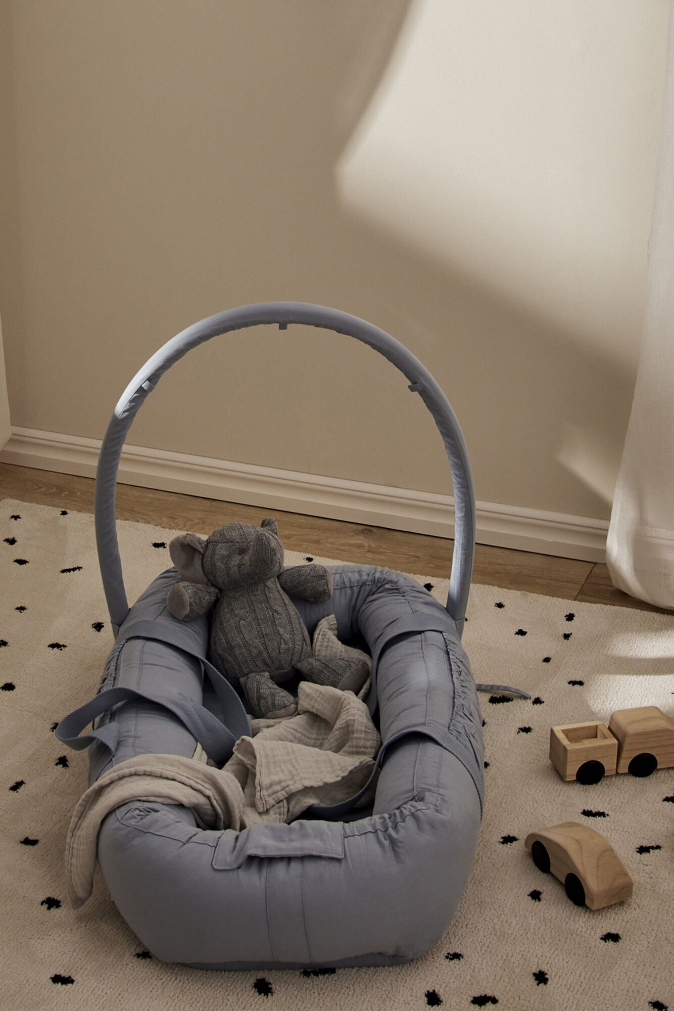 Alice &  Fox ASTRID Babynest mit Griff, Hellblau von Alice & Fox