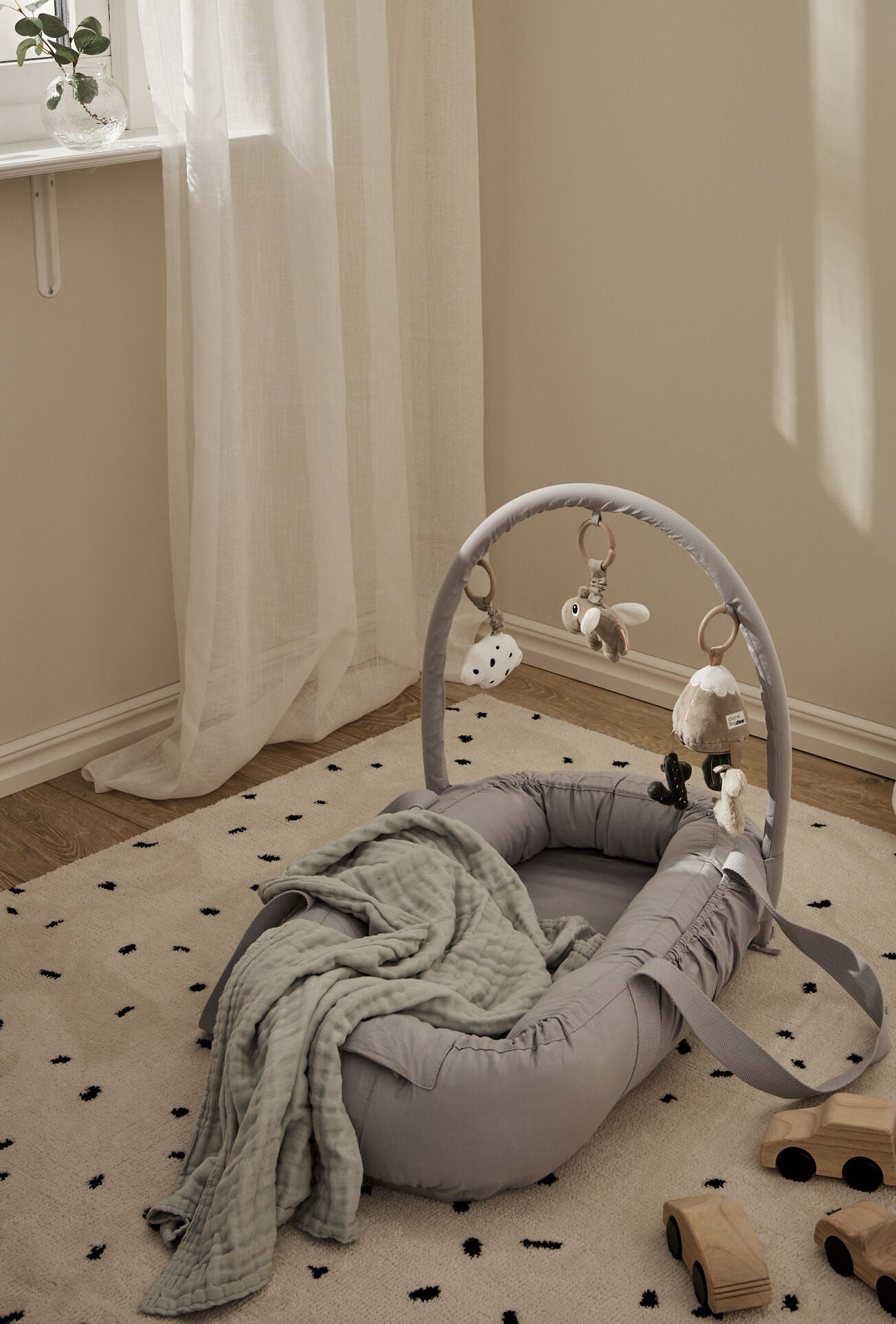 Alice &  Fox ASTRID Babynest mit Griff, Hellgrau von Alice & Fox