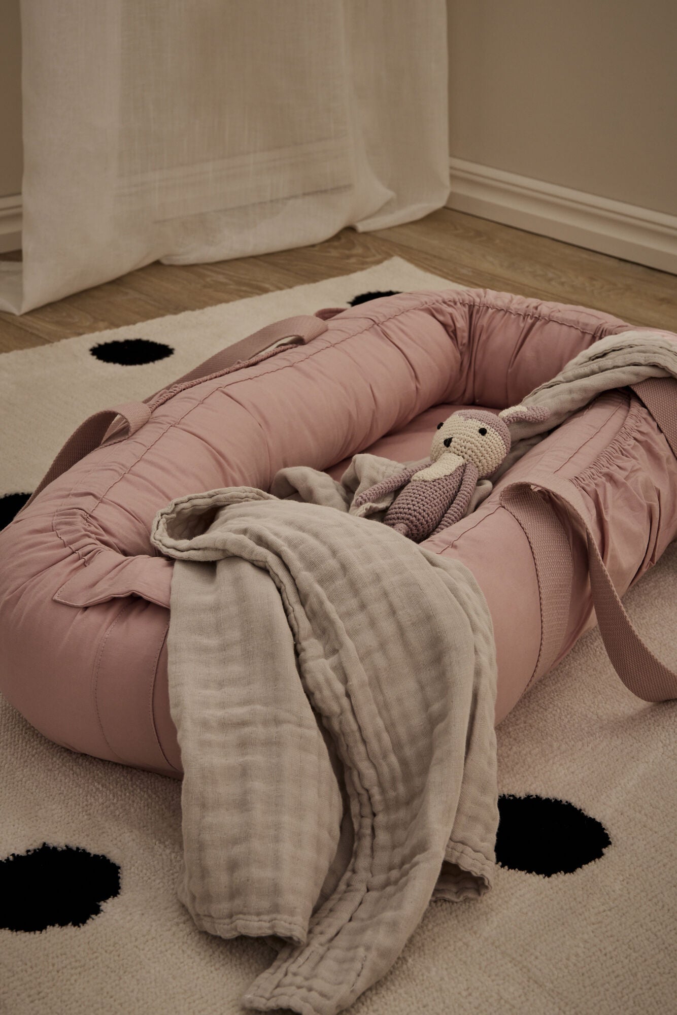 Alice &  Fox ASTRID Babynest mit Griff, Hellrosa von Alice & Fox