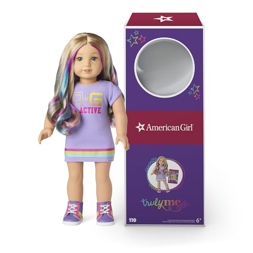 American Girl Truly Me 18 Zoll Puppe 110 mit hellblauen Augen, gewelltes Blondes Haar mit lila und blauen Strähnchen, helle Haut mit warmen olivfarbenen Untertönen, lila bedrucktes T-Shirt-Kleid von American Girl