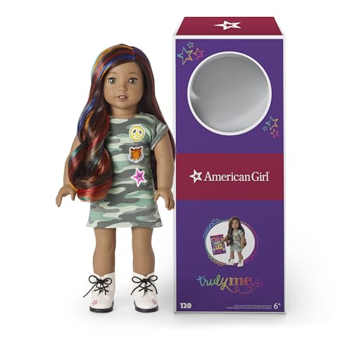 American Girl Truly Me 18 Zoll Puppe 120 mit Haselaugen, gewelltes dunkelbraunes Haar mit Hellen Regenbogen-Strähnchen, Bräune Haut mit neutralen Untertönen, Camo T-Shirt-Kleid von American Girl