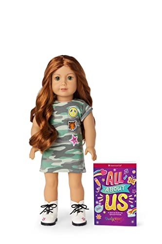 American Girl Truly Me 45,7 cm Puppe #103 mit grünen Augen, roten Haaren, helle bis mittlere Haut, Camouflage-T-Shirt-Kleid, ab 6 Jahren von American Girl