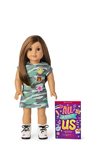 American Girl Truly Me 45,7 cm Puppe #107 mit braunen Augen, braunem Haar, helle bis mittlere Haut, Camouflage-T-Shirt-Kleid, ab 6 Jahren von American Girl