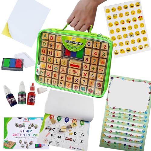 Holzstempelset für Kinder mit Alphabet-Stempeln und Transportkoffer 72-TLG. - Buchstaben, Zahlen, Emojis, 3-farbiges waschbares Stempelkissen, 3 Nachfüllflaschen, Aktivitätsbuch & mehr – 1 2 3/A B C von Art with smile