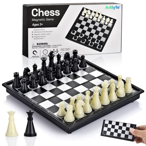 Artlyfe Mini Schach Reise Set - Magnetisches Schachspiel mit Hochwertig Klappbarem Schachbrett - Schach für Erwachsene Kinder Inklusive 2 Zusätzlichen Königinnen von Artlyfe