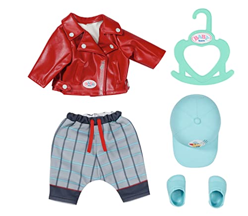 Zapf Creation 832356 BABY born Little Cool Kids Outfit 36cm - 4 teiliges Puppenkleidung bestehend aus roter Jacke, blau karierter Hose, hellblauer Mütze und hellblauen Schuhen. Inkl. Kleiderbügel von BABY Born