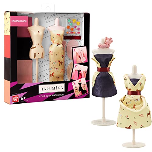 BANDAI – Harumika – Designer-Set Deluxe – Thema Horse & Ribbon – Bastelset – Kreiere ohne Nadel und Faden Deine eigene Mode – 40435 von BANDAI