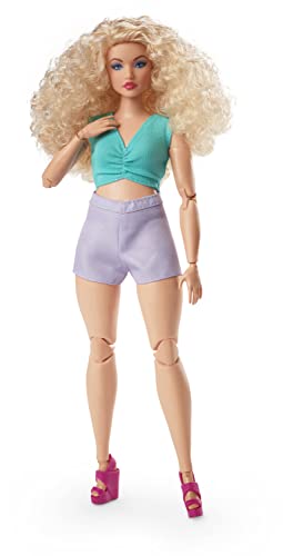 Barbie-Puppe Signature Looks, blondem Lockenkopf, lilafarbenem Crop-Top und lilafarbenen Shorts, Mode-Sammelfigur, Puppe inklusive,HJW83 von Barbie