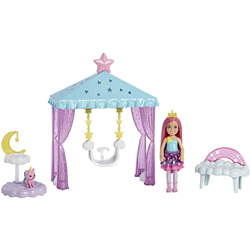 Barbie Dreamtopia, Chelsea Puppe mit rosa Haaren, gelbe Einhornkrone, rosa Einhornkatze, Wolken und Sterne Fantasieschaukel, Accessoires, Geschenk für Kinder, Spielzeug ab 3 Jahre,HLC27 von Barbie