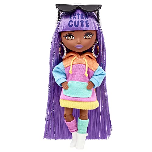 Barbie HJK66 - Extra Minis Puppe #7 (lila Haare) mit Sweatshirt-Kleid und Stiefeln, inklusive Puppen-Ständer und Zubehör wie Sonnenbrille und Handtasche, Spielzeug für Kinder ab 3 Jahren von Barbie