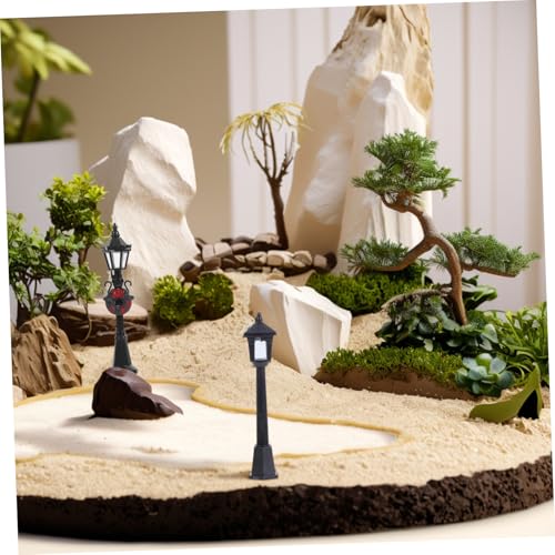 BELLIFFY 12 Stück Teiliges Mini Straßenlaternen Detailgetreue Miniatur Lampen für Puppenhaus und Modelleisenbahn Vielseitige Landschaftsdeko für Bastelprojekte Realistische Miniatur von BELLIFFY