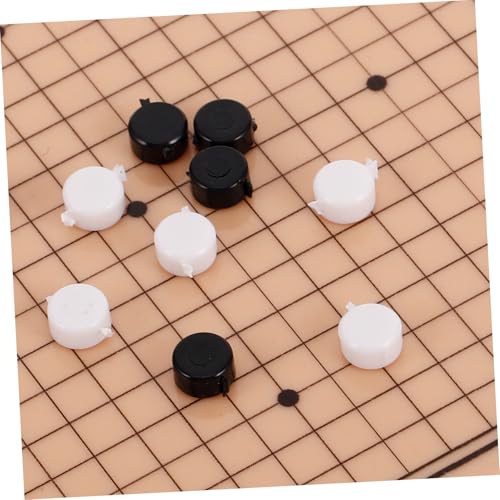 BESPORTBLE Miniatur Spielset mit Fliegendem Schach und Fünf Gewinnt Tisch Stühlen Tragbares DIY Puppenhaus Zubehör für Erwachsene Fördert Logisches und Familieninteraktion BESPORTBLE Miniatur Spielset mit Fliegendem Schach und Fünf Gewinnt Tisch Stühlen Tragbares DIY Puppenhaus Zubehör für Erwachsene Fördert Logisches und Familieninteraktion von BESPORTBLE