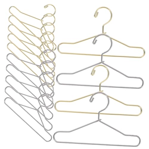 BESTonZON 20 Stück Miniature Kleiderbügel aus Mini Dollhouse Kleiderbügel für Organisation von Puppenoutfits Kleidern und Accessoires Goldene Silberne Hänger BESTonZON 20 Stück Miniature Kleiderbügel aus Mini Dollhouse Kleiderbügel für Organisation von Puppenoutfits Kleidern und Accessoires Goldene Silberne Hänger von BESTonZON