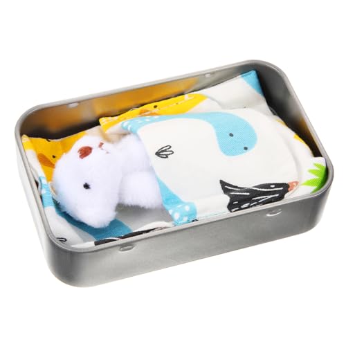 BESTonZON Mini Plüschbär in Dekorativer Metallbox Leichtes Stofftier für Kinderzimmer und Schreibtisch Realistische Bärfigur mit Blauem Stoffbeutel für Mädchen und Festliche Dekoration BESTonZON Mini Plüschbär in Dekorativer Metallbox Leichtes Stofftier für Kinderzimmer und Schreibtisch Realistische Bärfigur mit Blauem Stoffbeutel für Mädchen und Festliche Dekoration von BESTonZON